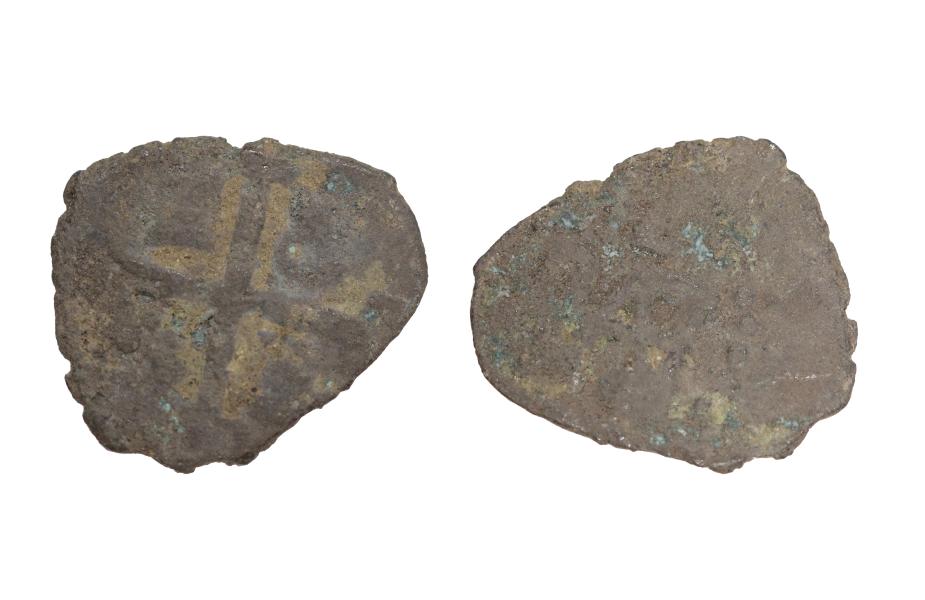 Pieza cubierta por una pátina verde grisácea