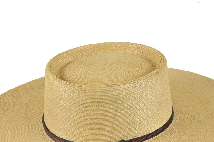 Detalle de copa de sombrero de huaso, tejido en paja teatina natural