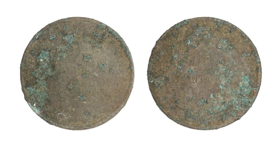 Pieza cubierta por una capa pátina grisácea con afloramientos de óxido de cobre