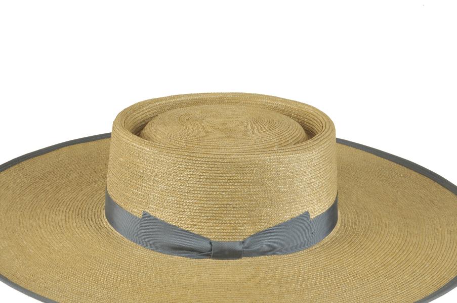 Detalle de sombrero de huaso, tejido en paja teatina teñida con tintes naturales