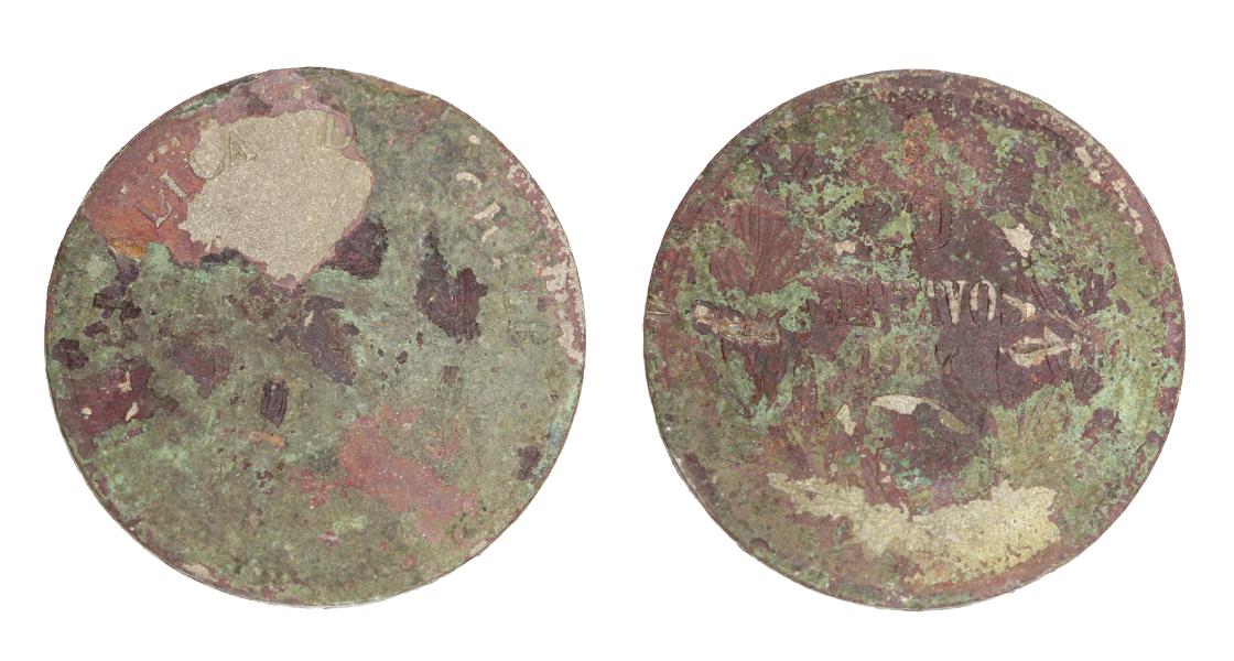 Pieza cubierta por una pátina de color marrón rojizo, y por una leve capa de óxido de cobre en algunos sectores