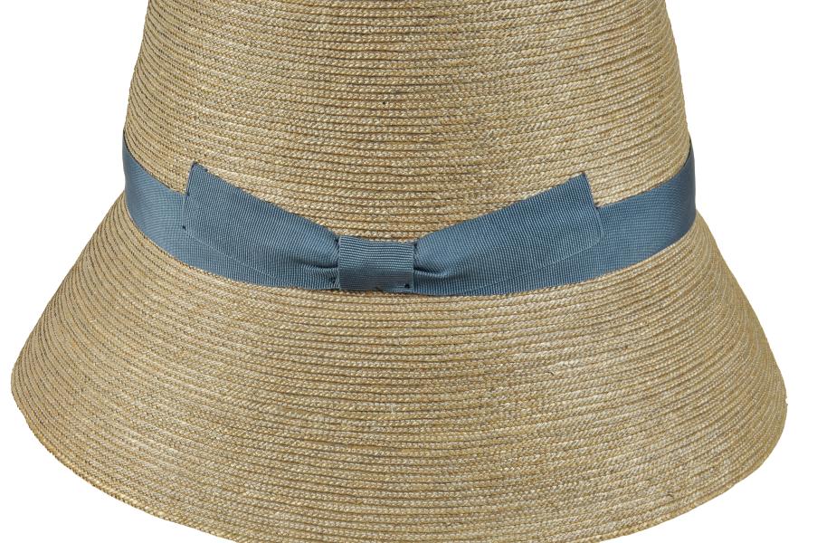 Detalle del ala y ornamentación de bonete maulino en paja teatina trenzada, teñido con elementos vegetales