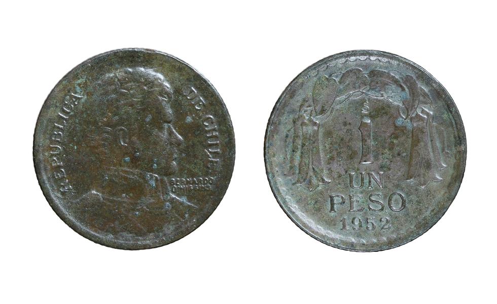 Pieza de forma circular, color marrón oscuro