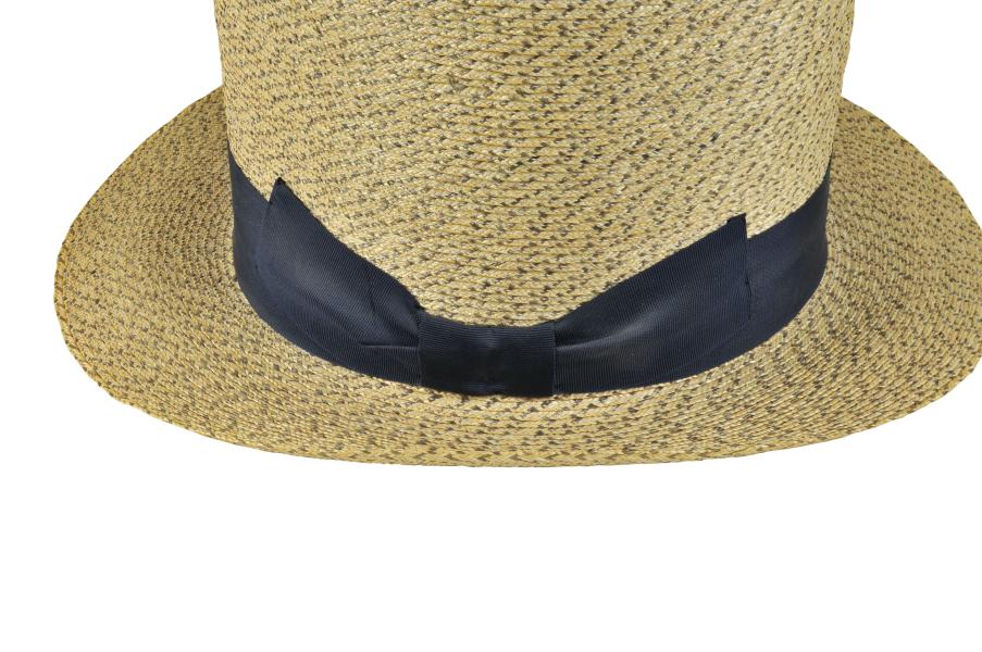 Detalle de ala y ornamentación de sombrero tipo Rugendas, tejido en paja teatina natural y teñida