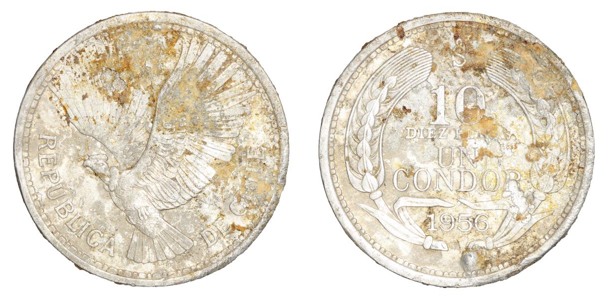 Pieza de forma circular, color plata y con óxido en ambas caras